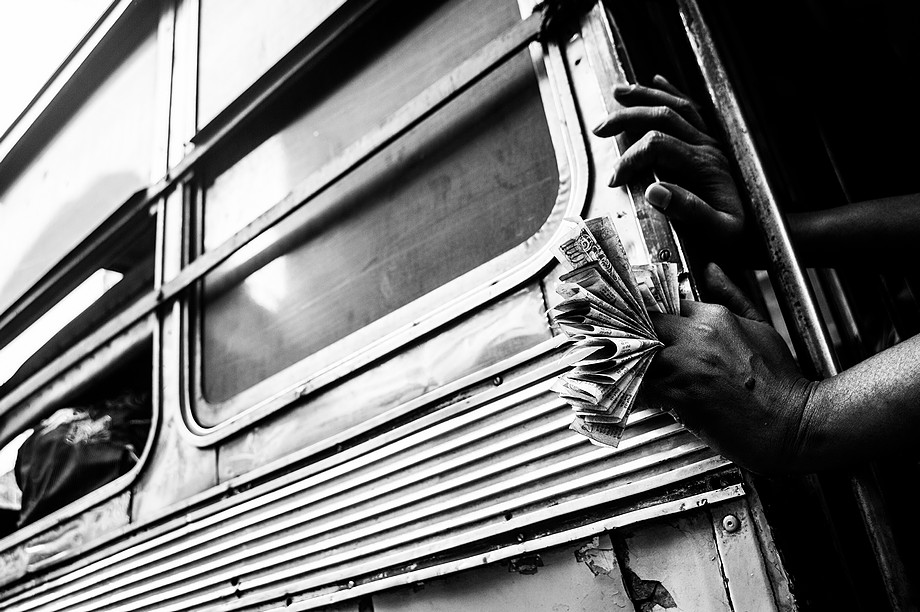 Sprzedawca biletów autobusowych w Kalkucie (Indie. Dzień jak co dzień.)